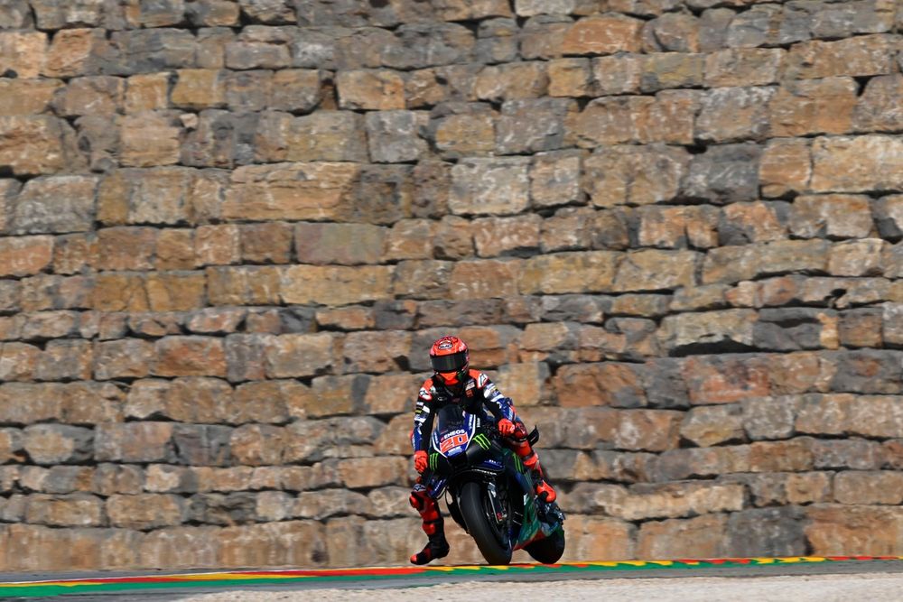 Fabio Quartararo, Yamaha lors du Grand Prix d'Aragón 2026, dos au mur