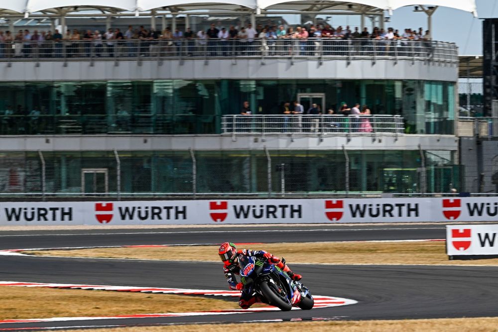 Fabio Quartararo en pleine action sur la Yamaha Factory Racing à Silverstone
