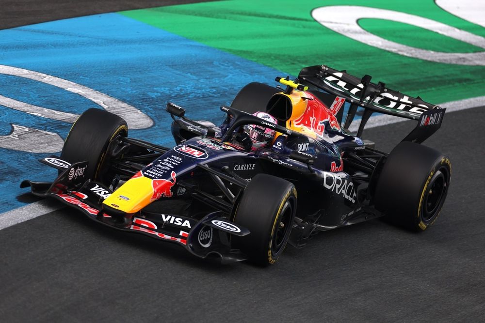 Liam Lawson en combinaison rouge, prêt à piloter la RB22 sur le circuit de Zandvoort