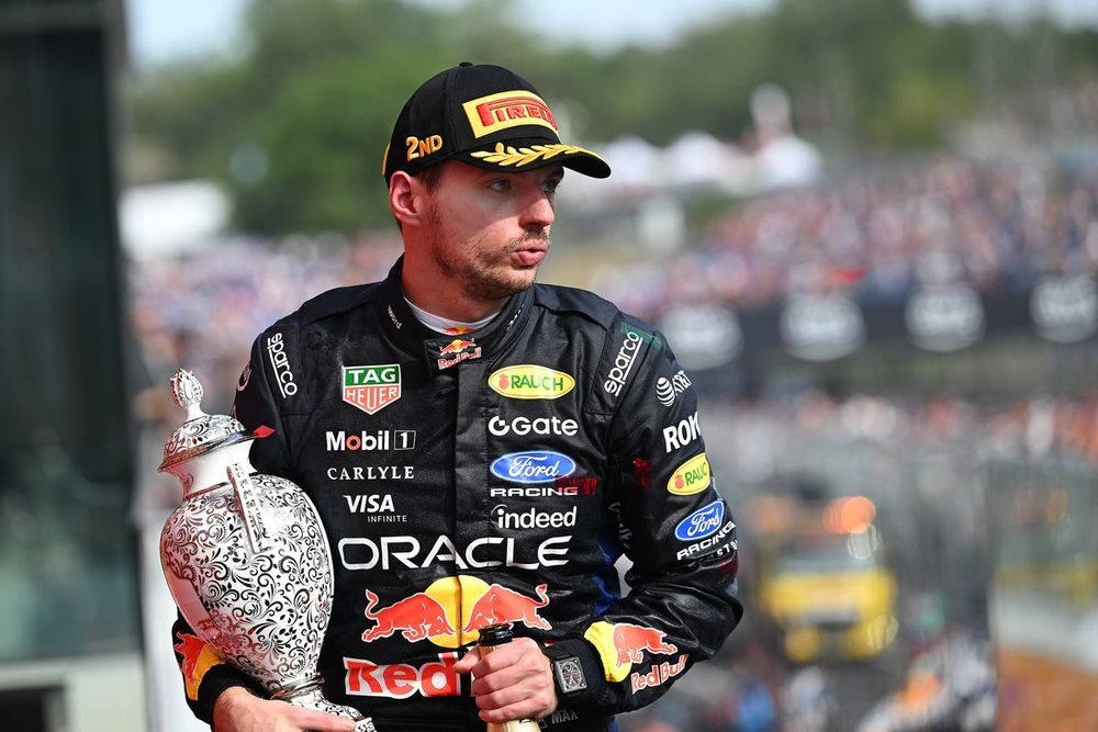 Max Verstappen brandissant le trophée de la deuxième place au Hungaroring.