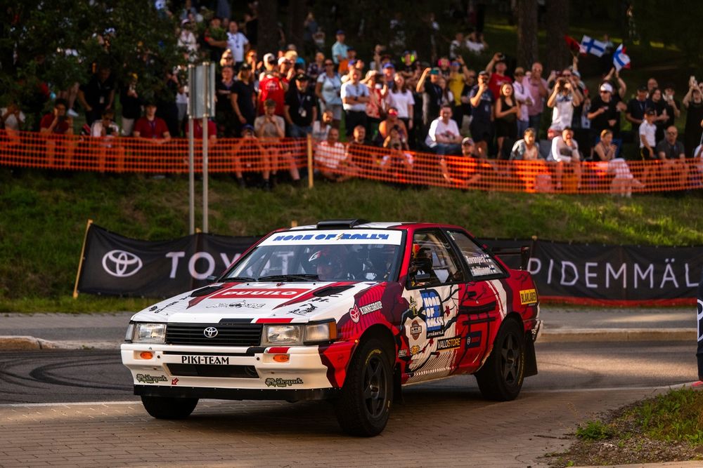 Kalle Rovanperä pilotant une Toyota Corolla GT AE86 lors du rallye de Finlande