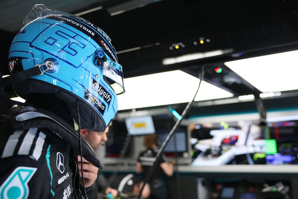 George Russell, pilote de Mercedes, rassure quant à la stabilité de son poste face aux rumeurs de transfert de Max Verstappen.