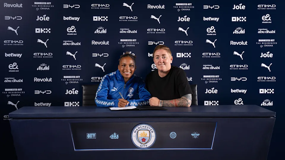 Therese Sjögran salue Sacha Lewis, jeune défenseure de Manchester City