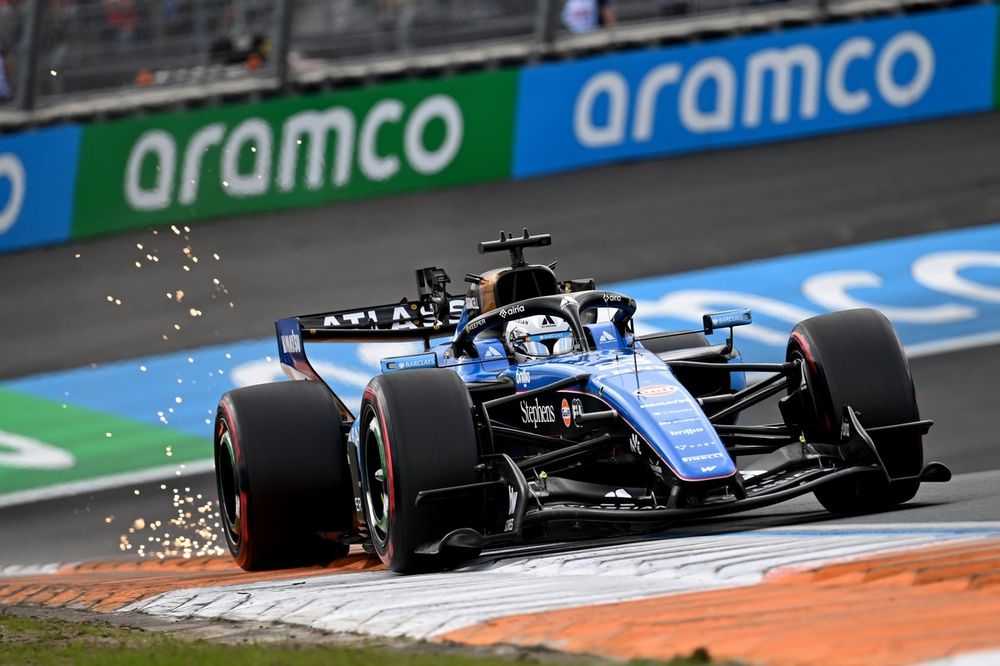 Alexander Albon inspecte sa Williams endommagée après le contact à Zandvoort