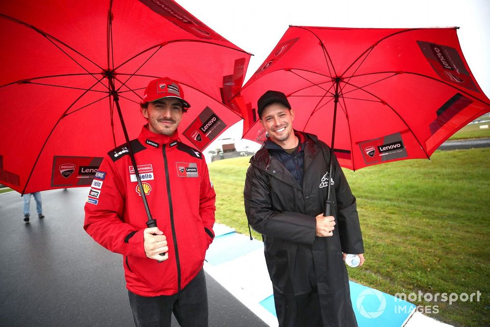 Francesco Bagnaia et Casey Stoner effectuant un tour de piste à Silverstone