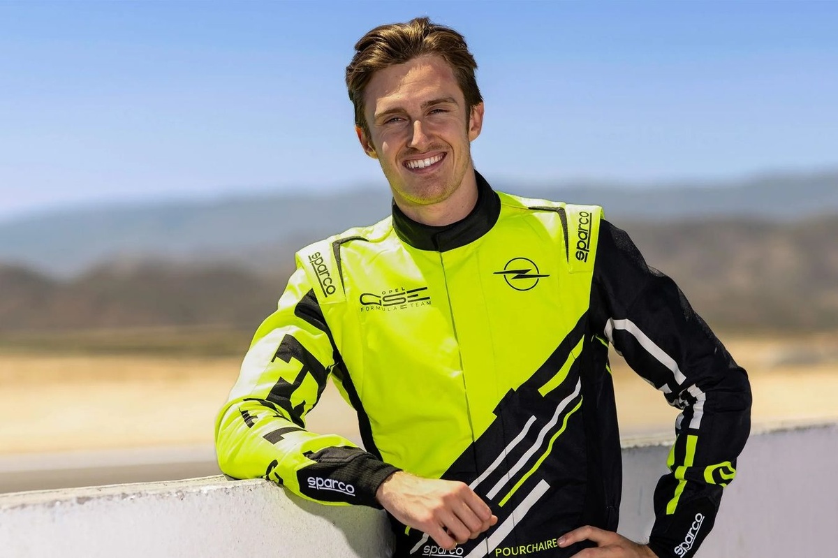 Théo Pourchaire en combinaison de course, prêt pour ses débuts en Formule E avec Opel