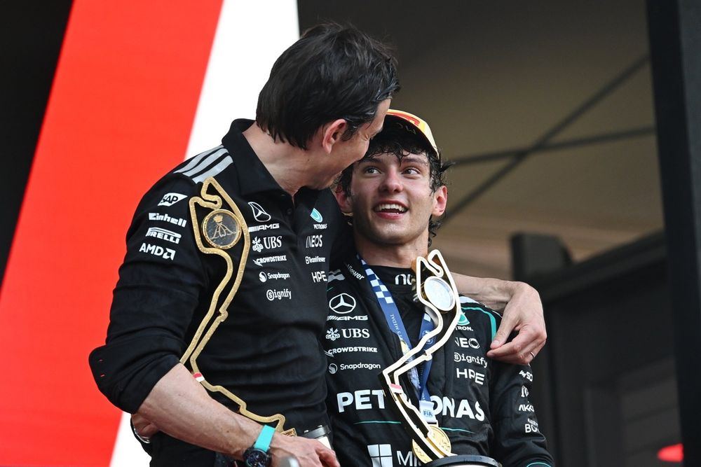 Kimi Antonelli et Toto Wolff sur le podium de Monaco après la victoire de l'Italien.