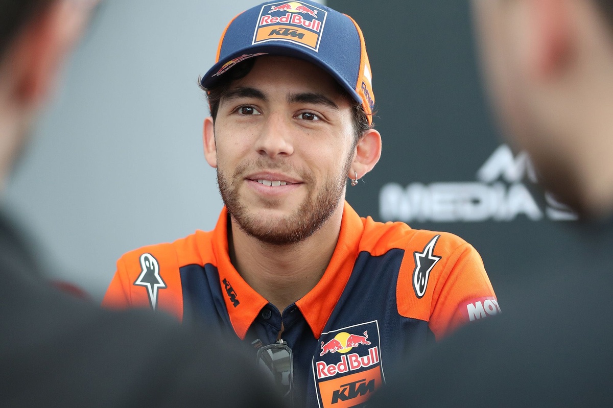 Enea Bastianini en combinaison rouge, prêt à rejoindre le team Trackhouse avec une Aprilia