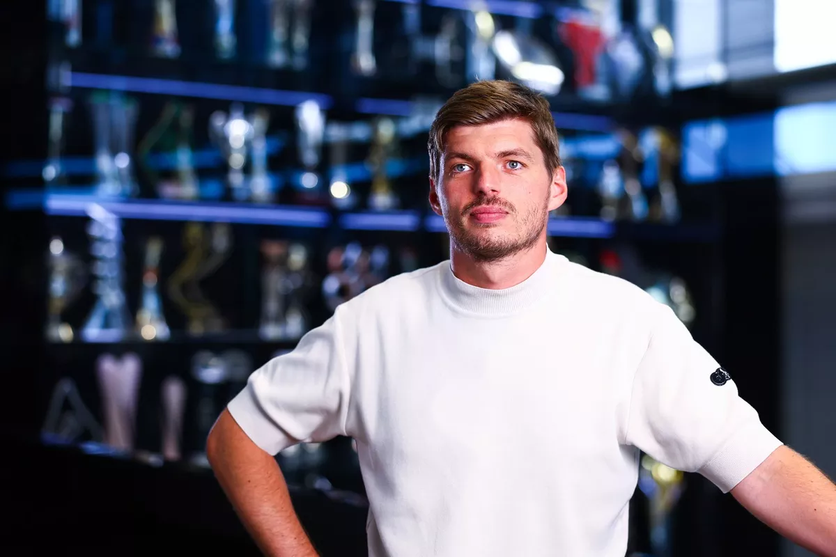 Max Verstappen en tenue Red Bull, déterminé à poursuivre sa carrière avec l’écurie.