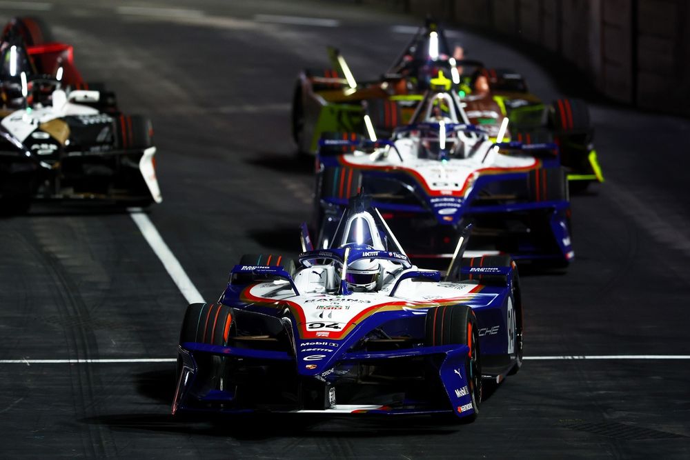 Pascal Wehrlein au volant de la Porsche électrique, livrée historique, sous les projecteurs de Londres