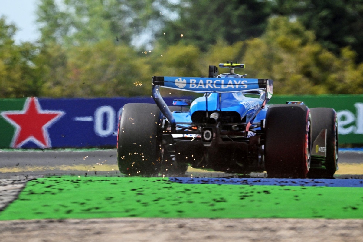 Carlos Sainz sort de la voiture Williams après le Grand Prix de Hongrie