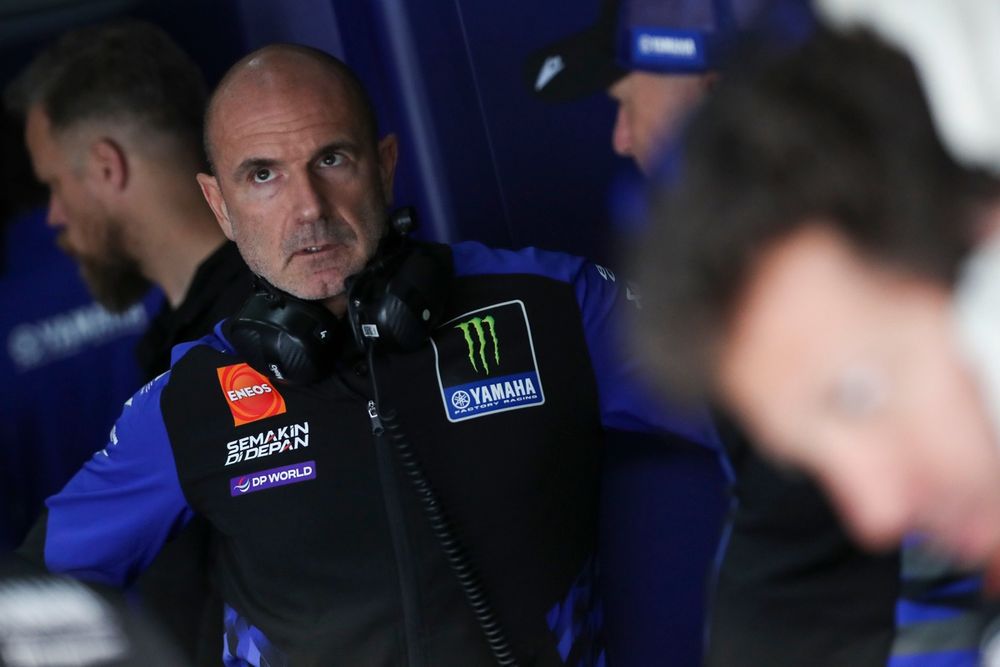 Massimo Meregalli, directeur d'équipe Yamaha, dans le garage