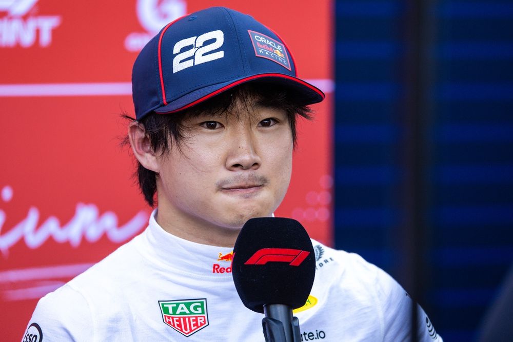 Yuki Tsunoda en combinaison Red Bull Racing lors d’une séance photo