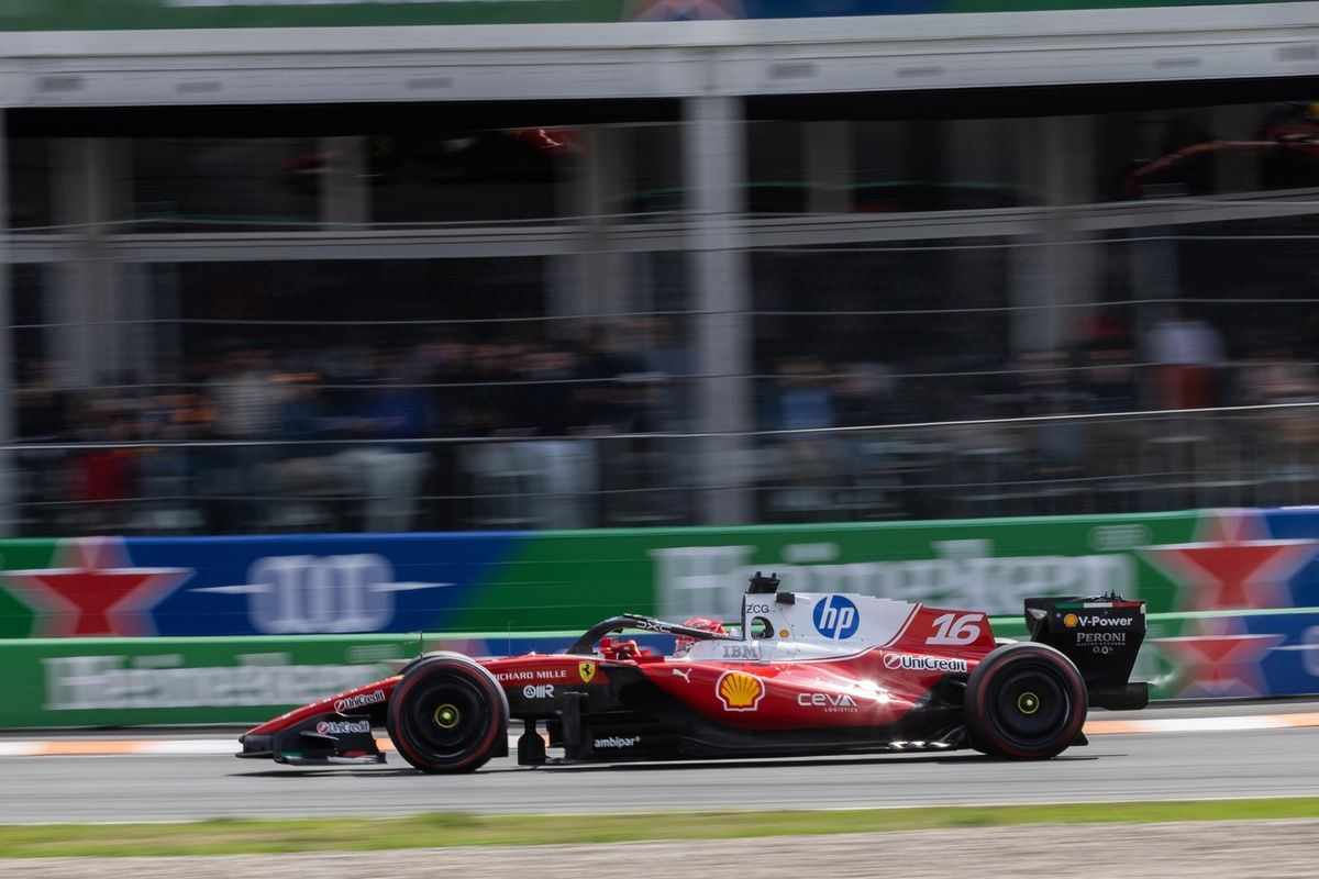 Charles Leclerc pilotant la Ferrari