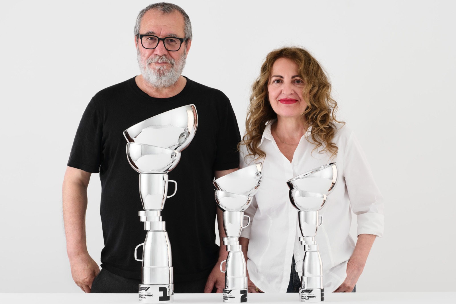 Stella Scala et Simeone Crispino présentent le trophée FRAGILE pour le GP d'Italie 2026