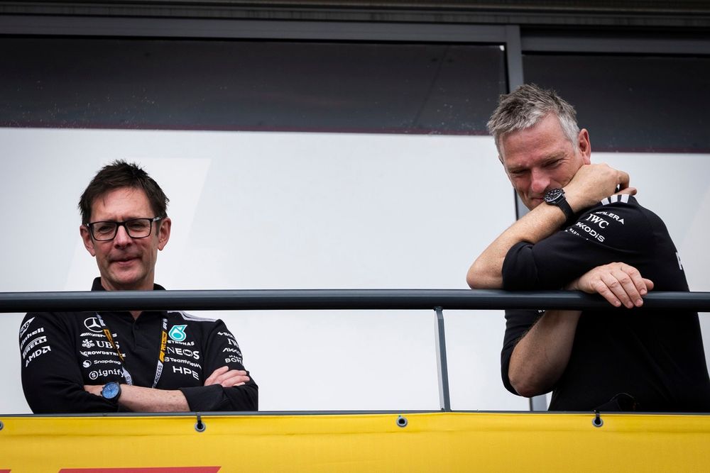 James Allison et Andrew Shovlin, directeurs techniques de Mercedes, examinant les données du week‑end de Zandvoort.