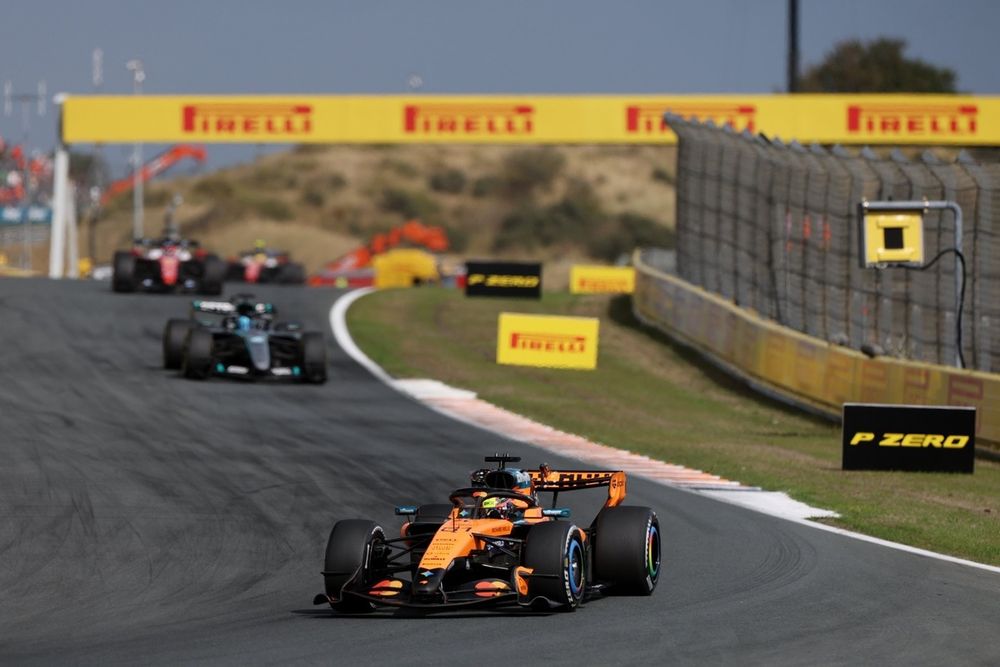 Oscar Piastri franchissant la ligne d'arrivée à Zandvoort, derrière un Norris victorieux.